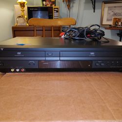 SONY VCR PLAYER AND RECORDER 