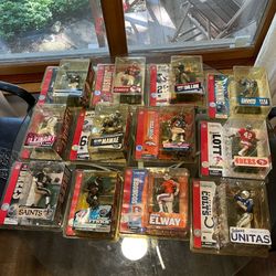 Lot 12 McFarlanes football figures