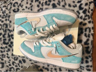 Nike sb April dunk men’s 7.5 women’s 9