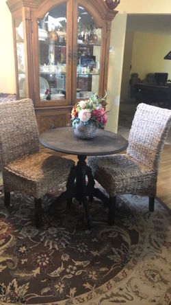 Round table with 2 chairs
