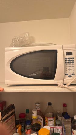 700W Sunbeam Microwave, white