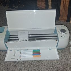 Cricut Explore Air **LIKE NEW ** MUST PICK UP ( BELTWAY 8/WESTHEIMER AREA)
