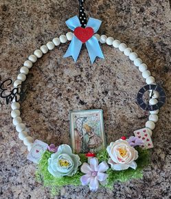+3                    This handcrafted Alice in Wonderland wreath