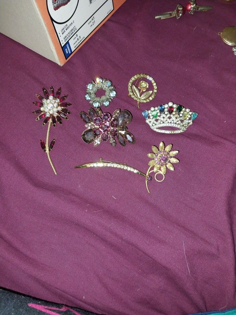 7 Uncommon Vintage Brooches