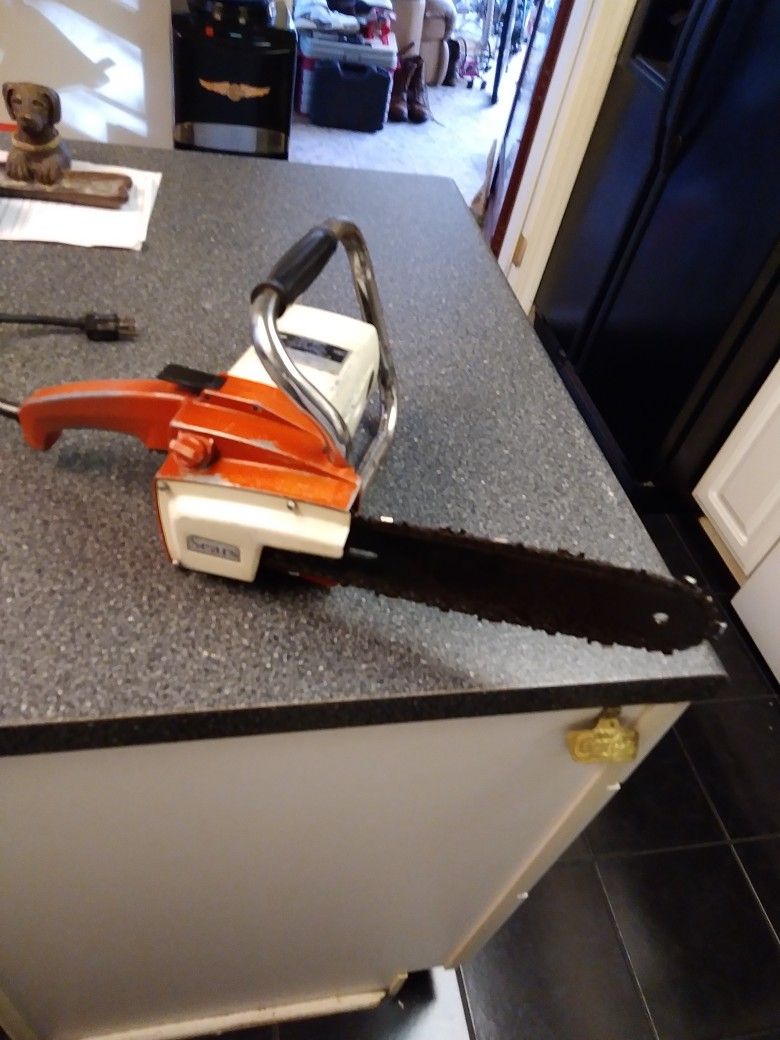 Vintage Sears. Chainsaw. 12" Bar. 1.5/8.HP. Manual Chain Oiler. In Very Good Condition. Oh Yes. It's Electric