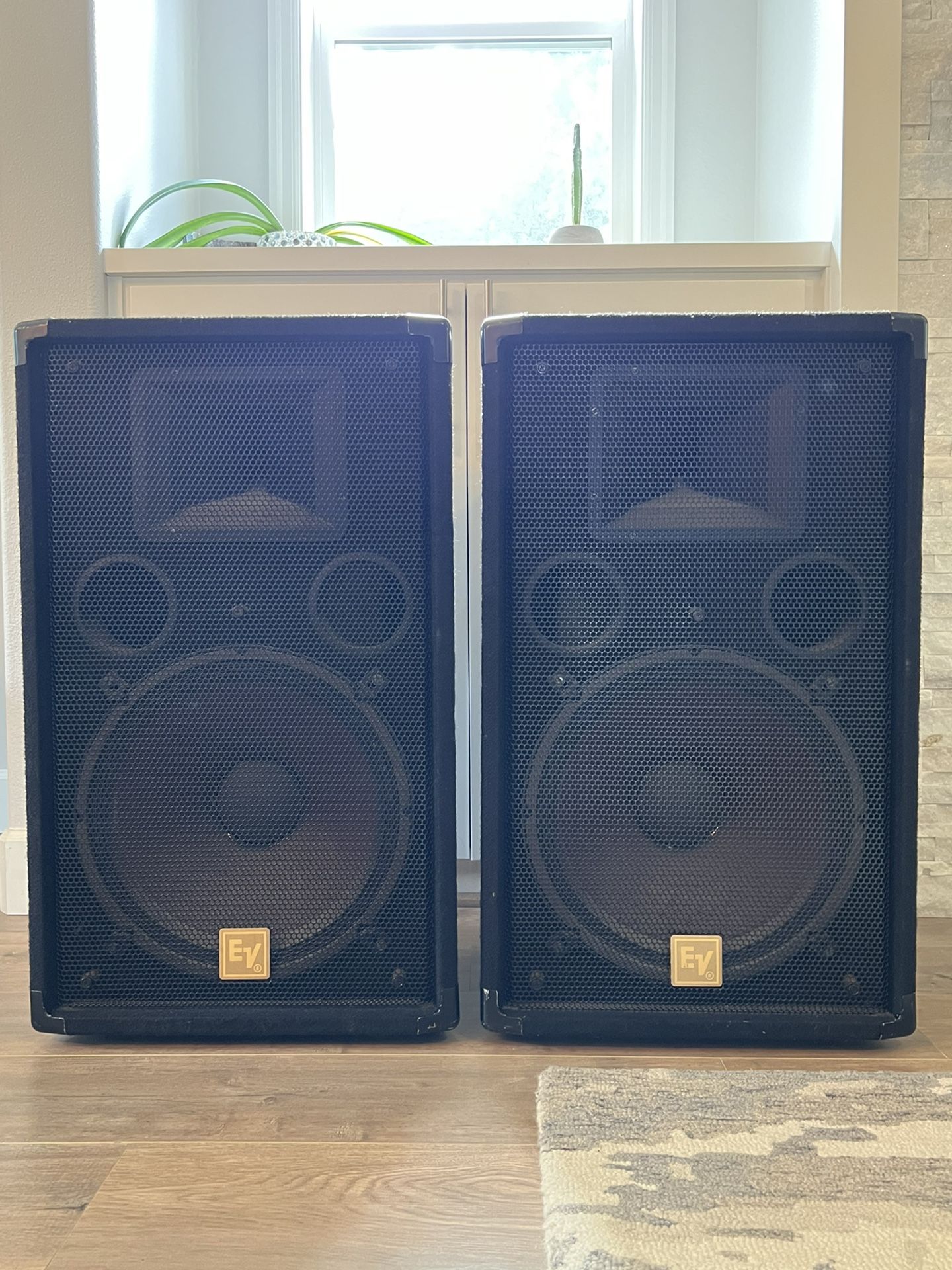 Electro-Voice T52 15” 2-Way Passive Speakers - Pair
