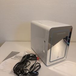 ( BRAND NEW )Frigidaire Gallery Makeup/Skincare Fridge 