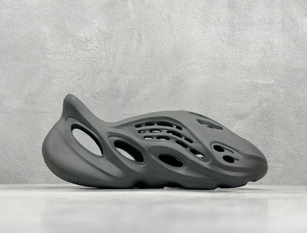 runner yeezy slides