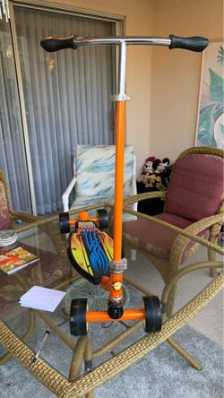 Avigo scooter orange color age 7 and up Like new model no 09103.