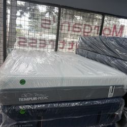 QUEEN SIZE TEMPURPEDIC ADAPT (MEDIUM) HYBRID MATTRESS & BOX SPRING BED SET