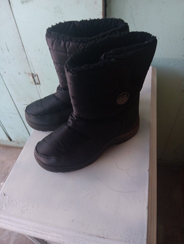 Black Snow Boots Size 3