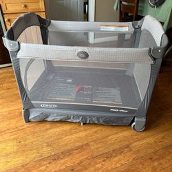 Graco Pack N Play w/changing table and cradle