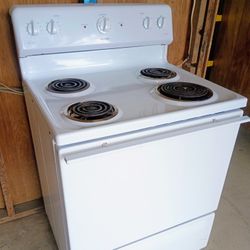 Very Nice Electric Stove w/ Oven! (Like New!)