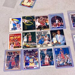 31 Michael Jordan cards good condition