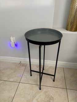 Brand New Kate and Laurel Celia Round Metal Foldable Accent Table – Black/Gray