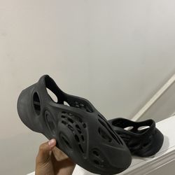 Black Yeezy Foam Runners Sz 9M