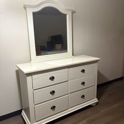 Dresser With Mirror 