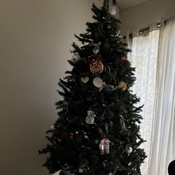 7.5 Christmas tree will come with ornaments in picture