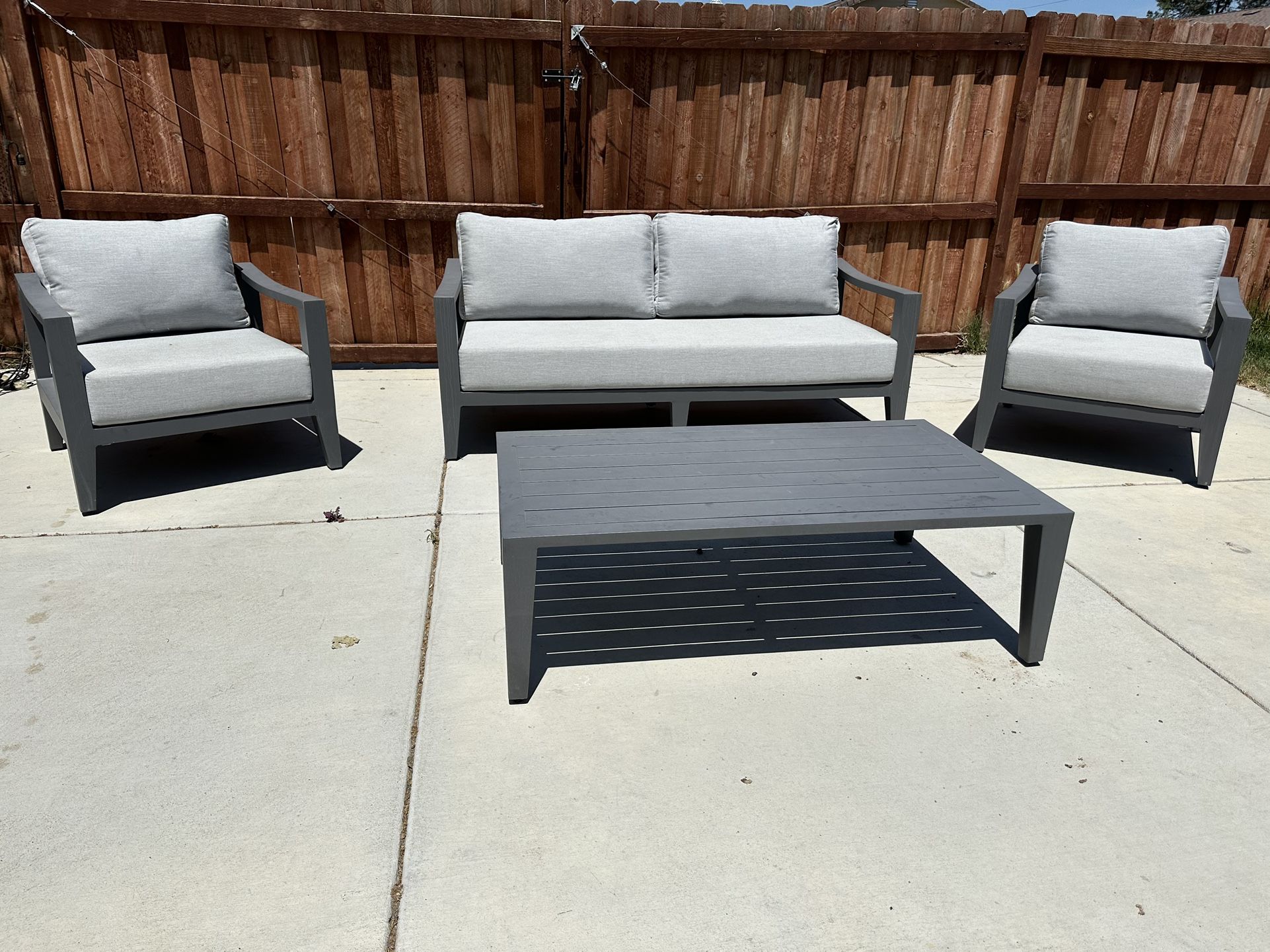 Patio Furniture! Patio Set ! Outdoor Furniture! 4 Piece Patio Set ! Free Delivery