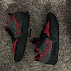Nike Kyrie Low EP ‘Bred’ size - 9.5