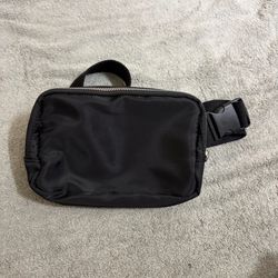 Casual black fanny pack