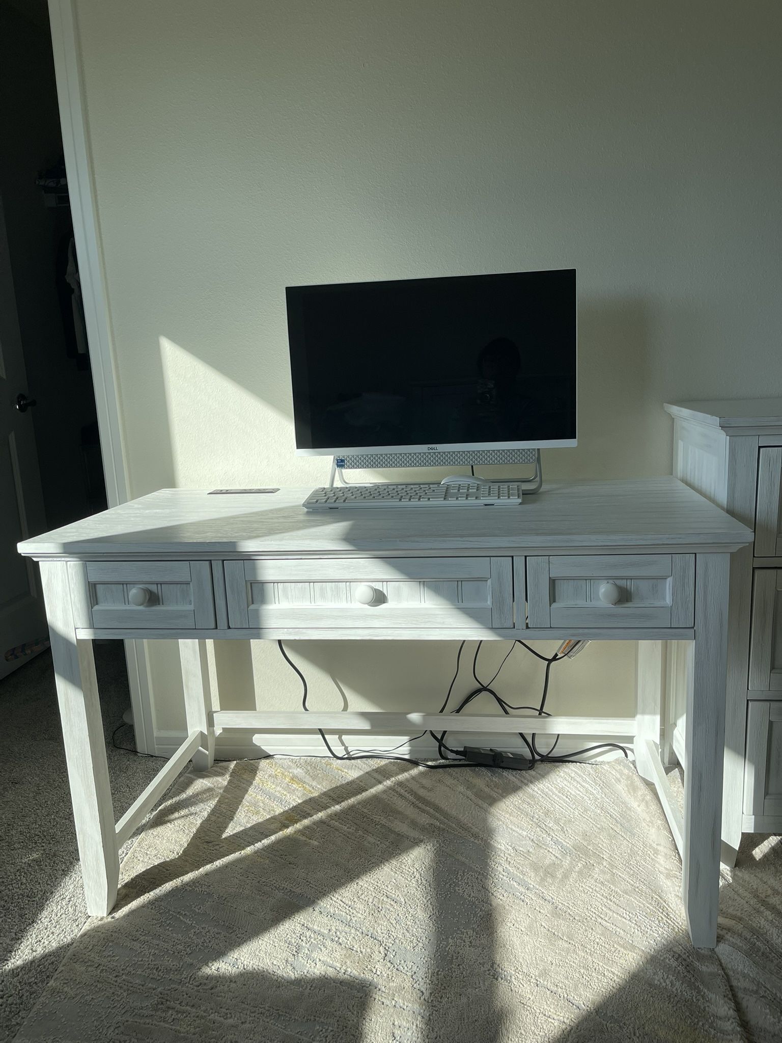 DESK W/PWR OULET SIDNEY WHITE