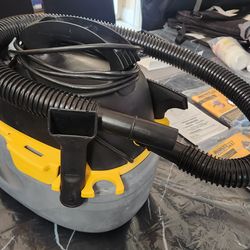 Stinger
2.5 Gal. 1.75 Peak HP Small Shop Vacuum Wet Dry Vac with Filter Bag, Hose, Utility and Car Nozzle Attachments HD2025