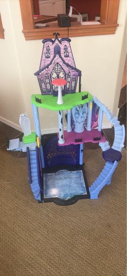 2013 Monster High Freaky Fusion Catacombs Doll House