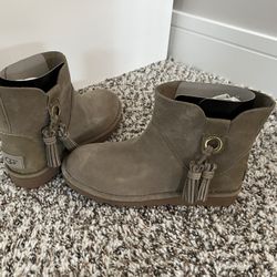 NEW BOOTS SIZE US 5