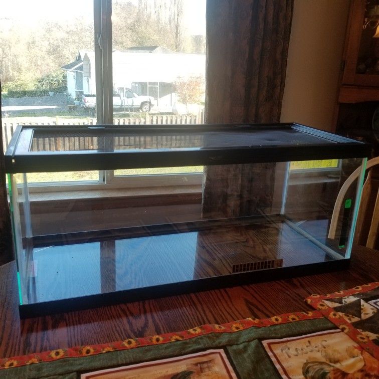 20 Gallon Reptile tank with lid for Sale in Snohomish, WA OfferUp