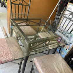 💥💥 Comedor De Vidrio Con Cuatro Sillas❤️❤️ buenas condiciones