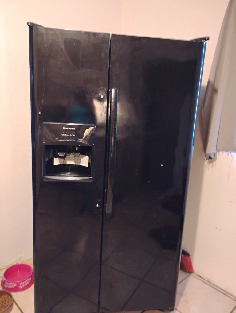 G.E Frigidaire Refrigerator