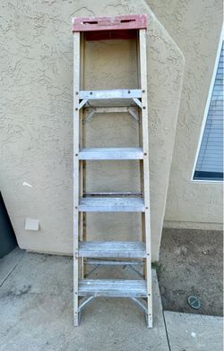6ft Louisville Fiberglass Step Ladder - Weathered but Sturdy
