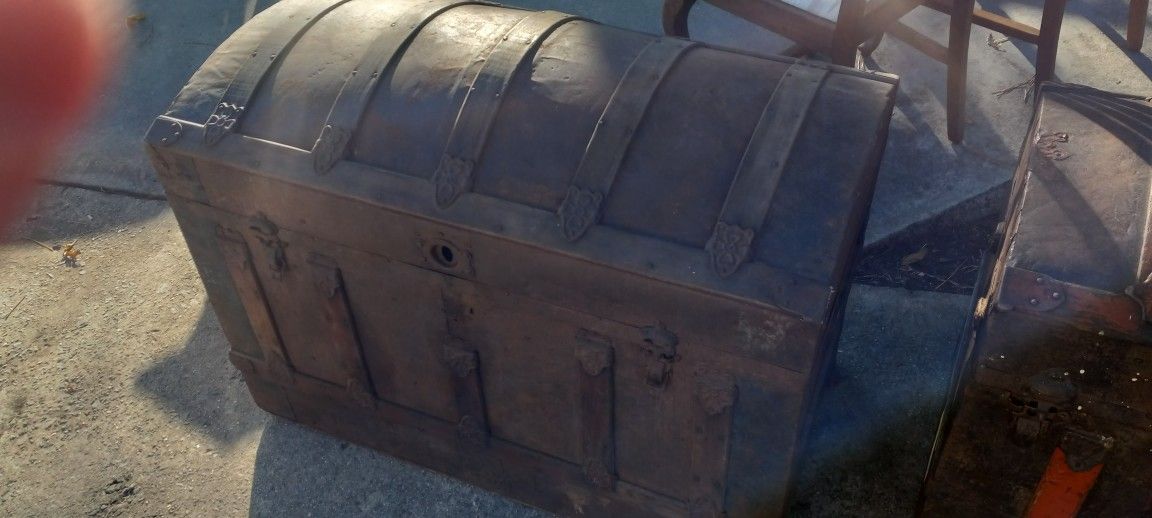 Vintage Round Top Trunk