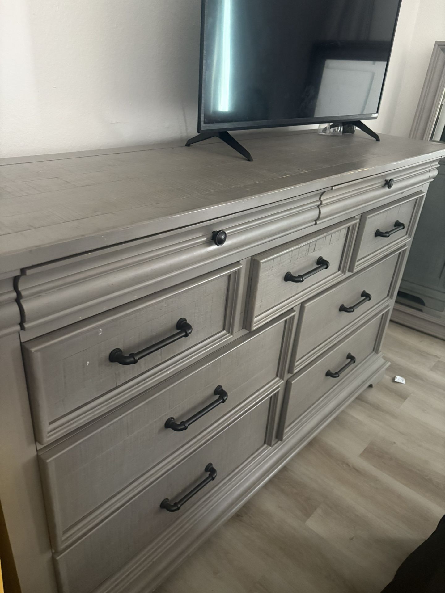 Dresser With Mirror