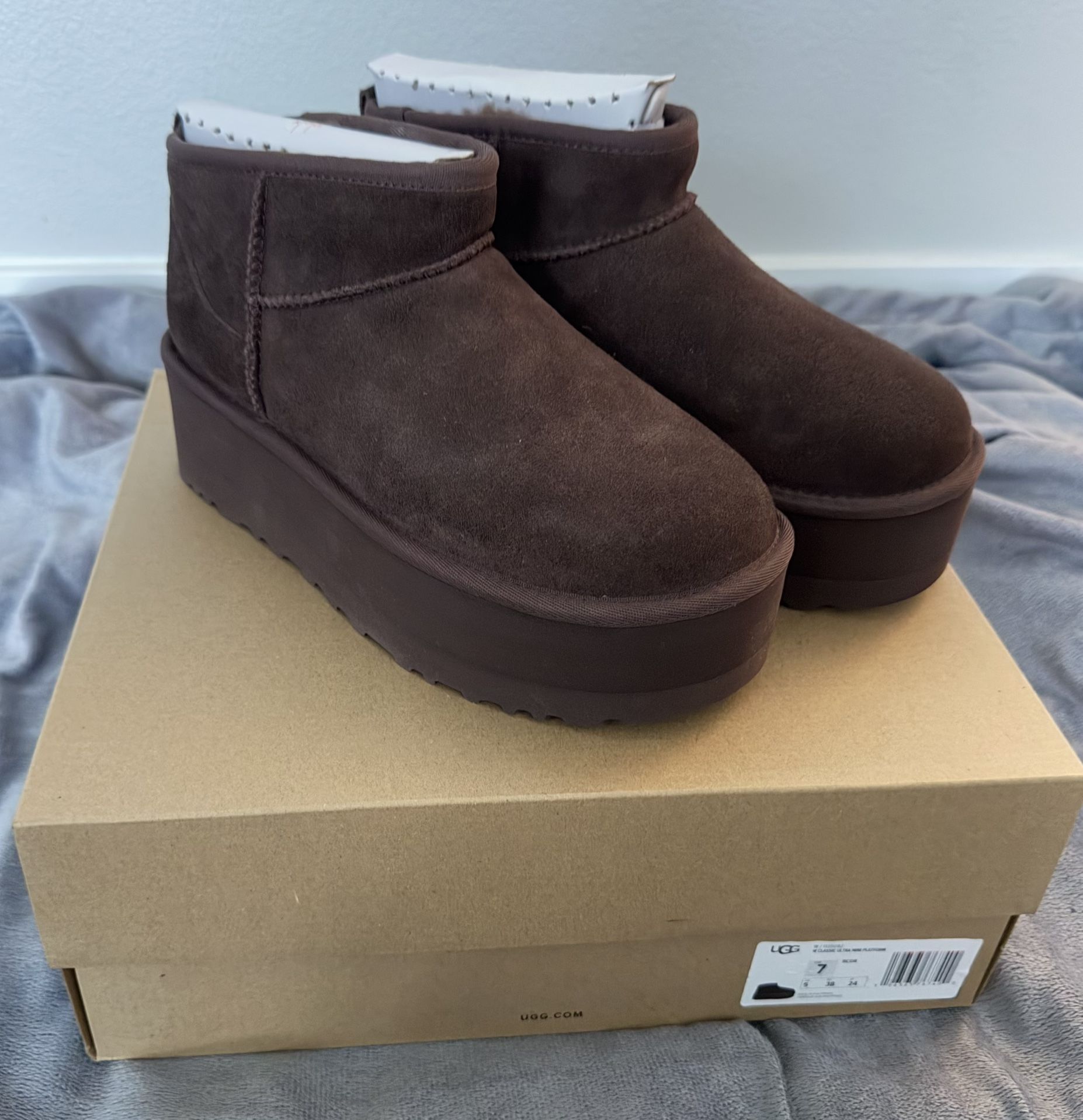 New Women’s Uggs Size 7