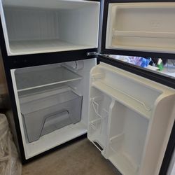 Galanz 3.1 Cu Ft Mini Fride With Freezer