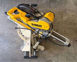 DeWalt Sliding Compound Miter Saw