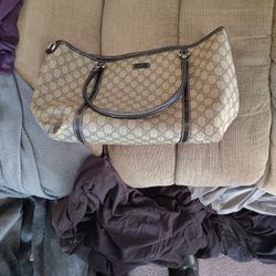 Gucci hand bag Like New gg
