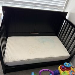 Baby Crib/toddler daybed And Toys 