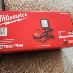 M18 18-Volt 2000 Lumens Lithium-Ion Cordless Rover LED Clamping Flood Light (Tool Only)
