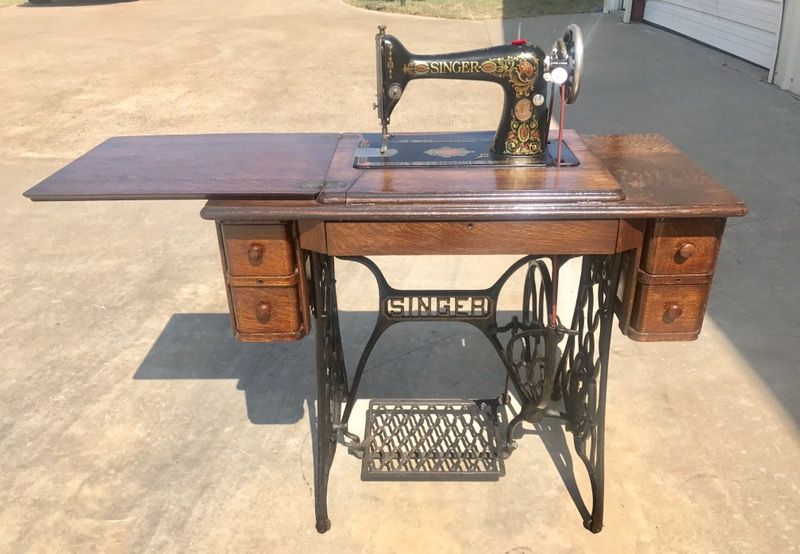 1910 SINGER "RED EYE" TREADLE SEWING MACHINE for Sale in Cleburne, TX