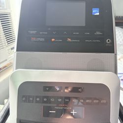 The NordicTrack Commercial VR21-