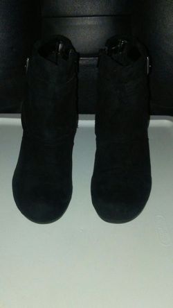 (GENTLY USED) LIKE NEW WOMEN'S SUEDE ANKLE BOOTS $20.00 OBO.