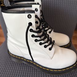 Dr Martens white boots size 7!! Shoes!