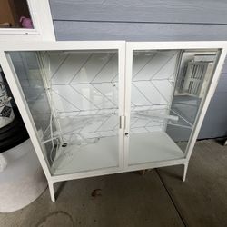 Grow cabinet with built-in lights