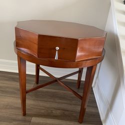 DVintage Solid Wood Round Side/Accent End Table 10-Side Scalloped edge End Table