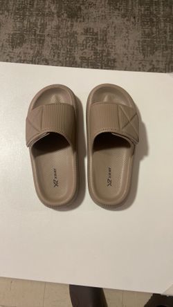 Men’s sandals size 8