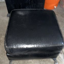 Se vende banco de piel en color negro