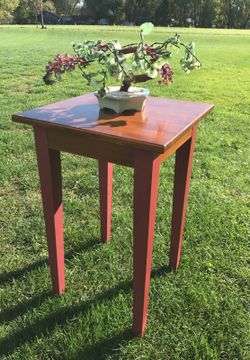 Corner table plus glass cecoration